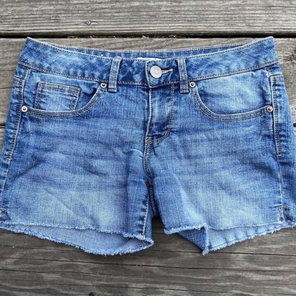 SO Women 7 Denim Short Medium Wash Cut Off Low Rise Booty Jeans Fray 3.5" inseam